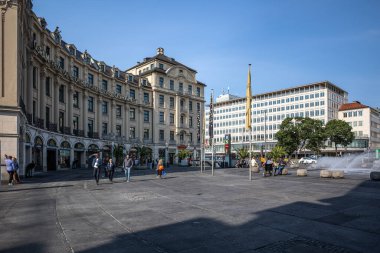 Münih, Almanya - 18 Haziran 2023: Münih 'in merkezinde bulunan Stachus veya Karlsplatz, zengin su özellikleriyle. Yazın serinlemek