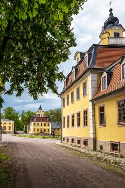 Weimar Thuringia yakınlarındaki Belvedere Kalesi 18. yüzyıldan kalma zarif bir yazlık evdir. Castle Park 'tan görüntü.