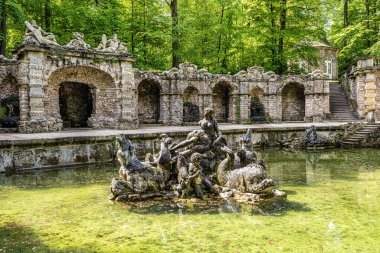 Low Grotto Parkı 'ndaki Çeşme Tarihi Hermitage parkında, Eremitage Bayreuth, Bavyera, Yukarı Franconia, Almanya