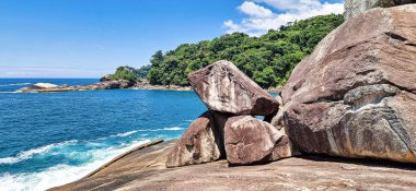 Brezilya 'nın Rio de Janeiro adasındaki Ilha Grande adasında taşları ve saydam deniziyle Caxadaco Plajı. Praia do Caxadaco