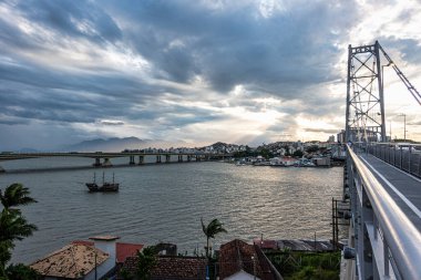 Hercilio Luz Köprüsü, Ponte Hercilio Luz uzun zamandır Santa Catarina, Brezilya, Güney Amerika 'daki Florianopolis adasına tek giriş yeri.