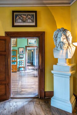 Weimar, Almanya - 11 Mayıs 2023: Almanya 'nın Weimar kentindeki Johann Wolfgang von Goethe' nin evi. Goethe Müzesi, Johann Wolfgang Goethe 'nin hayatına ve çalışmalarına adanmıştır..