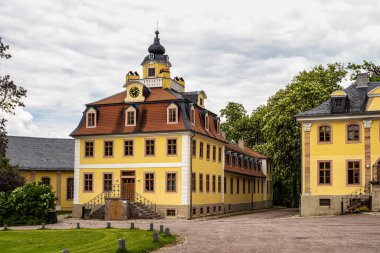 Weimar Thuringia yakınlarındaki Belvedere Kalesi 18. yüzyıldan kalma zarif bir yazlık evdir. Castle Park 'tan görüntü.