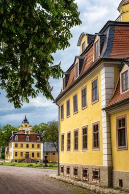Weimar Thuringia yakınlarındaki Belvedere Kalesi 18. yüzyıldan kalma zarif bir yazlık evdir. Castle Park 'tan görüntü.
