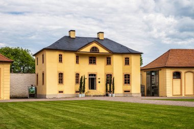 Weimar Thüringen Almanya yakınlarındaki Belvedere Kalesi 'nin portakalları. 18. yüzyıldan kalma zarif bir yazlık ev. Castle Park 'tan görüntü.