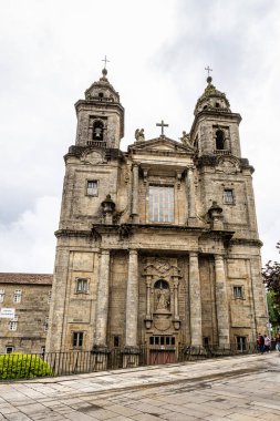 Santiago de Compostela, İspanya - 19 Haziran 2023: İspanya 'nın Santiago de Compostela kentindeki Saint Francis Kilisesi cephesi. Bu günlerde Fransisken Düzeni için Eğitim Merkezi