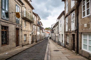 Santiago de Compostela, İspanya - 19 Haziran 2023: Dar, kaldırımlı Hortas Caddesi, Rua das Hortas Camino Finisterre 'nin Santiago de Compostela, İspanya' daki ilk basamağıdır.