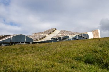 Santiago de Compostela, İspanya - 21 Haziran 2023: Santiago de Compostela 'daki Galiçya Kültür Şehri Gaias Dağı' nın zirvesinde mimari bir kilometre taşı olarak yer aldı..