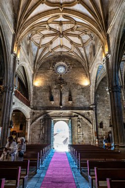 Pontevedra, İspanya - 28 Haziran 2023: Pontevedra şehrinde, İspanya 'nın başkenti Galiçya' da Büyük Aziz Meryem 'in iç kesimi, bazilikası ve kilisesi