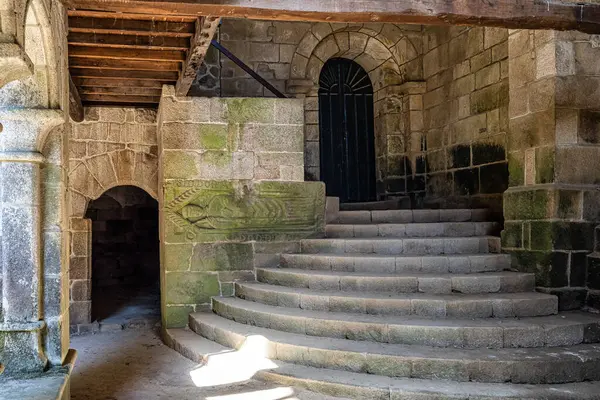 Nogueira, İspanya - Haziran 04, 2023: Santo Estevo de Ribas de Sil 'in Romanesk Gotik Manastırı, şimdi İspanya' nın Nogueira de Ramuin şehrinde Ulusal Parador