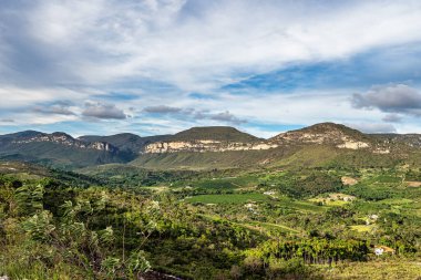 Chapada Diamantina Ulusal Parkı, Bahia, Brezilya 'da Ibicoara ve Mucuge arasındaki dağların manzarası