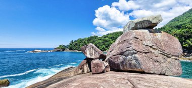 Brezilya 'nın Rio de Janeiro adasındaki Ilha Grande adasında taşları ve saydam deniziyle Caxadaco Plajı. Praia do Caxadaco