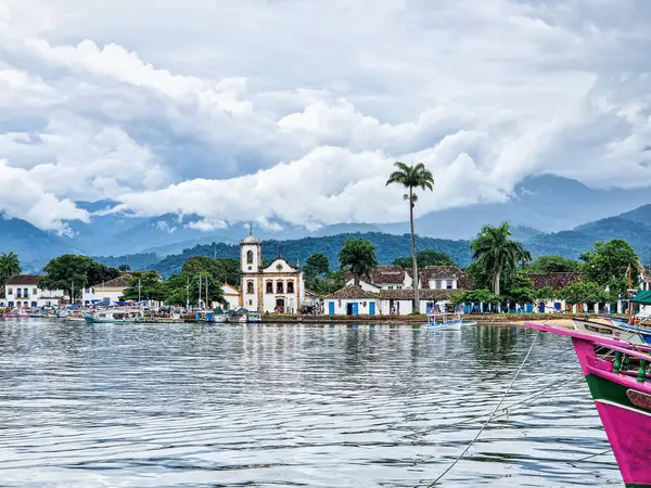 Güzel Paraty Limanı, Brezilya Rio de Janeiro ile Sao Paulo arasındaki körfezde renkli turist ve balıkçı tekneleri ile.