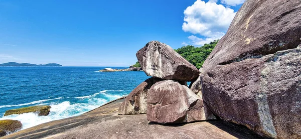 Brezilya 'nın Rio de Janeiro adasındaki Ilha Grande adasında taşları ve saydam deniziyle Caxadaco Plajı. Praia do Caxadaco