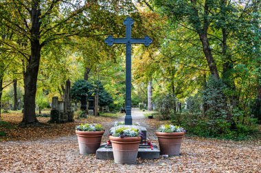 Almanya 'nın Münih kentindeki ünlü Kuzey Mezarlığı' nın sonbahar manzarası. Tarihi mezar taşları var. Cenazeler 1944 'ten beri burada yapılmadı. Bunun yerine mezarlık bir park olarak kullanılıyor..