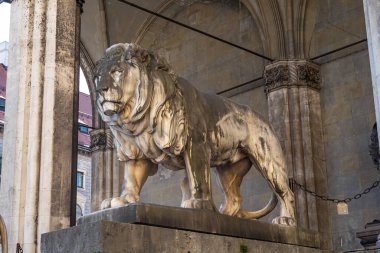 Feldherrnhalle 'in önündeki aslan heykelleri, Almanya Münih' teki Mareşal Salonu.