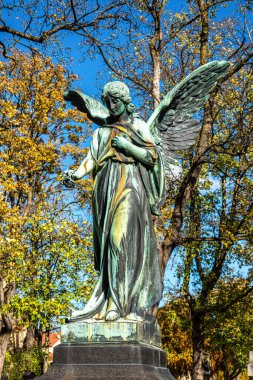 Kuzey Mezarlığı, Nordfriedhof 'un sonbahar manzarası, 34.000 mezar alanı ile, Almanya' nın Bavyera, Münih 'teki en büyük mezarlıklardan biridir..