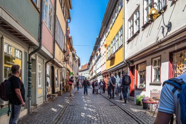 Erfurt, Almanya - 13 Mayıs 2023: Merchants Bridge, Kraemerbruecke, Erfurt, Almanya. 1325 yılında inşa edilmiş. Alpler 'in kuzeyinde tamamen evlerle inşa edilmiş tek köprü.