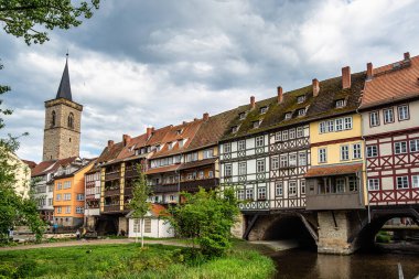 Erfurt, Almanya - 13 Mayıs 2023: Merchants Bridge, Kraemerbruecke, Erfurt, Almanya. 1325 yılında inşa edilmiş. Alpler 'in kuzeyinde tamamen evlerle inşa edilmiş tek köprü.