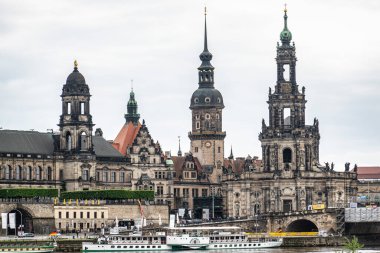 Dresden, Almanya - 16 Mayıs 2023: Dresden Katedrali Hofkirche ve Dresden Şatosu Residenzschloss, Almanya Saksonya.