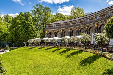 Bayreuth, Almanya - 18 Mayıs 2023: New Palace, Neues Schloss 'un tarihi Hermitage parkındaki görüntüsü, Bavyera, Yukarı Franconia, Almanya