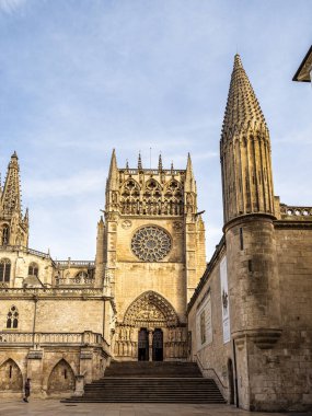 Burgos, İspanya - 17 Haziran 2023: İspanya 'nın Castilla y Leon kentindeki Burgos Katedrali Unesco Dünya Mirası olarak ilan edildi. Bir Roma tapınağının tepesine dikildi, bir Fransız Gotik modelini takip ederek..