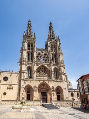 Burgos, İspanya - 17 Haziran 2023: İspanya 'nın Castilla y Leon kentindeki Burgos Katedrali Unesco Dünya Mirası olarak ilan edildi. Bir Roma tapınağının tepesine dikildi, bir Fransız Gotik modelini takip ederek..