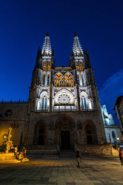 Burgos, İspanya - 17 Haziran 2023: İspanya 'nın Castilla y Leon kentindeki Burgos Katedrali Unesco Dünya Mirası olarak ilan edildi. Bir Roma tapınağının tepesine dikildi, bir Fransız Gotik modelini takip ederek..