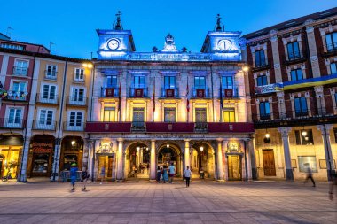 Burgos, İspanya - 17 Haziran 2023: İspanya 'nın gece vakti İspanya' nın Burgos kentindeki Plaza Mayor Meydanı 'ndaki tarihi belediye binası
