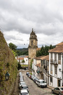 Santiago de Compostela, İspanya - 19 Haziran 2023: Dar, kaldırımlı Hortas Caddesi, Rua das Hortas Camino Finisterre 'nin Santiago de Compostela, İspanya' daki ilk basamağıdır.
