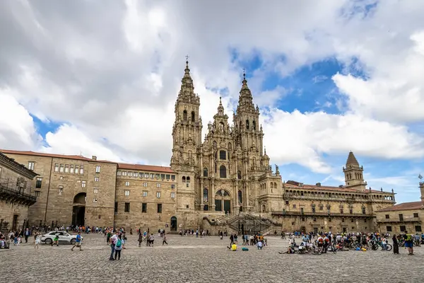 Santiago de Compostela, İspanya - 18 Haziran 2023: Santiago de Compostela, İspanya Katedrali önündeki hacılar ve turistler.