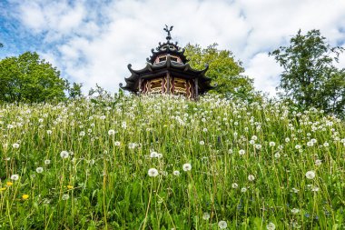 Schneckenberg 'deki Çin Pavyonu, Almanya' nın Yukarı Franconia bölgesinde, Bayreuth, Bavyera yakınlarındaki Tarihi Hermitage parkında.