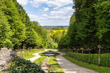 Almanya 'nın Yukarı Franconia bölgesindeki Bayreuth, Bavyera' daki Tarihi Hermitage parkında çağlayan sular.