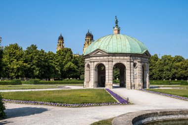 Dianatempel ile Münih 'teki Hofgarten Parkı. Diana Pavyonu ve Münih ve Odeonsplatz 'ın bitişiğindeki Hofgarten arazisi..