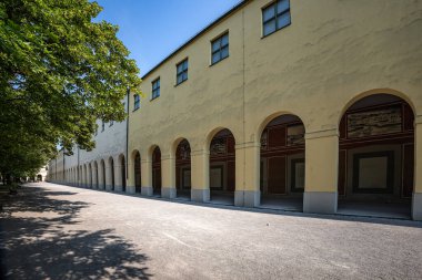 Almanya 'da Avrupa' da Münih 'te Hofgarten Park' ı çevreleyen uzun atari sütunlarıyla gezinti.