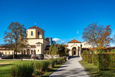 Kuzey Mezarlığı, Nordfriedhof 'un sonbahar manzarası, 34.000 mezar alanı ile, Almanya' nın Bavyera, Münih 'teki en büyük mezarlıklardan biridir..