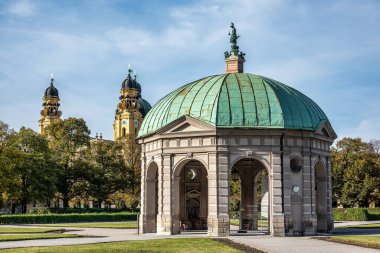 Dianatempel ile Münih 'te Hofgarten Park' ın sonbahar manzarası. Diana Pavyonu ve Münih ve Odeonsplatz 'ın bitişiğindeki Hofgarten arazisi..