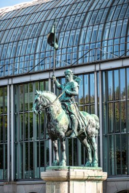 I. Otto 'nun Wittelsbach heykeli. Münih, Bavyera, Almanya 'daki Bavyera başbakanlık binasının önünde yer almaktadır..