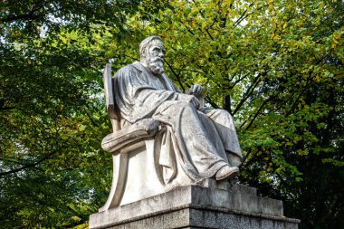 Max von Pettenkofer Anıtı Münih, Almanya 'daki Maximiliansplatz Meydanı' nda. Münih 'in büyük kanalizasyon sistemini borçlu olduğu ünlü hijyenistin arkadaşları ve öğrencileri tarafından bağışlandı..