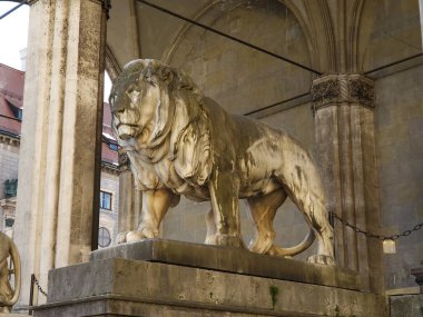 Feldherrnhalle 'in önündeki aslan heykelleri, Almanya Münih' teki Mareşal Salonu.