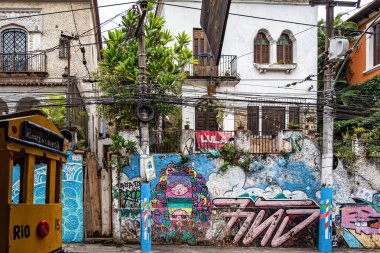 Rio de Janeiro, Brezilya - 29 Kasım 2023: Grafiti sokak resimleri özellikle Brezilya 'nın Santa Teresa ve Lapa mahallelerinde olmak üzere Rio de Janeiro sokaklarında ve arka sokaklarında sergilenmektedir.