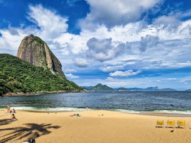 Rio de Janeiro, Brezilya - 29 Kasım 2023: Guanabara Körfezi ve Sugarloaf dağının mavi gökyüzü ve dağları Rio de Janeiro, Brezilya, Güney Amerika