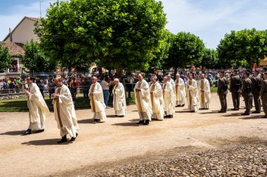 Burgos, İspanya - 17 Haziran 2023: Burgos, Kastilya ve Leon, İspanya 'daki Fiesta del Curpillos' ta Gigantes ve cabezudos. İspanya 'da Giants ve Big Heads geçit töreni tipik bir şenlik günüdür.