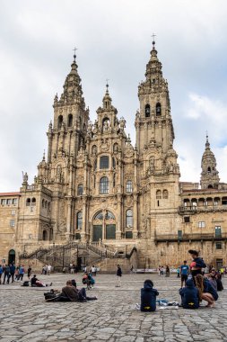 Santiago de Compostela, İspanya - 18 Haziran 2023: Santiago de Compostela, İspanya Katedrali önündeki hacılar ve turistler.