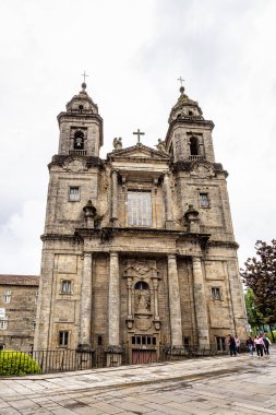 Santiago de Compostela, İspanya - 19 Haziran 2023: İspanya 'nın Santiago de Compostela kentindeki Saint Francis Kilisesi cephesi. Bu günlerde Fransisken Düzeni için Eğitim Merkezi