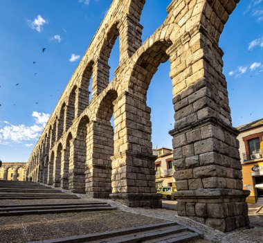 Segovia, İspanya - Haziran 06, 2023: Segovia 'nın Roma Aqueduct' u, Segovia 'nın en iyi korunan yüksek su kemerlerinden ve Segovia' nın bir sembolü. Kastilya ve Leon, İspanya.