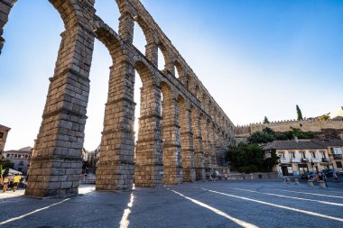 Segovia, İspanya - Temmuz 05, 2023: Segovia 'nın en iyi korunmuş Roma Aqueduct' u ve Segovia 'nın bir sembolü. Kastilya ve Leon, İspanya.