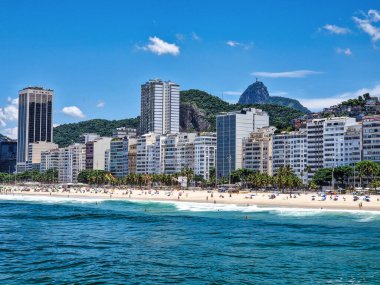 Rio de Janeiro, Brezilya - 01 Aralık 2023: Rio de Janeiro, Brezilya 'daki Copacabana plajı. Copacabana plajı Brezilya 'nın Rio de Janeiro şehrinin en ünlü plajıdır. Rio de Janeiro şehrinin manzarası