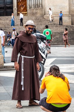 Sao Paulo, Brezilya - 04 Aralık 2023: Brezilya 'da Sao Paulo' daki Metropolitan Katedrali 'nin önündeki insanlar. İnşaatı, Neo-Gotik tarzında, 1913 yılında başladı ve 40 yıl sonra sona erdi..