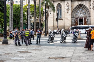 Sao Paulo, Brezilya - 04 Aralık 2023: Brezilya 'da Sao Paulo' daki Metropolitan Katedrali önünde polis. İnşaatı, Neo-Gotik tarzında, 1913 yılında başladı ve 40 yıl sonra sona erdi..